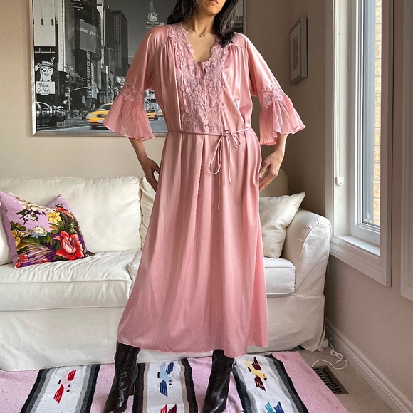 Vintage dusty rose nightgown with lace and bell sleeves - Picture 3 of 16